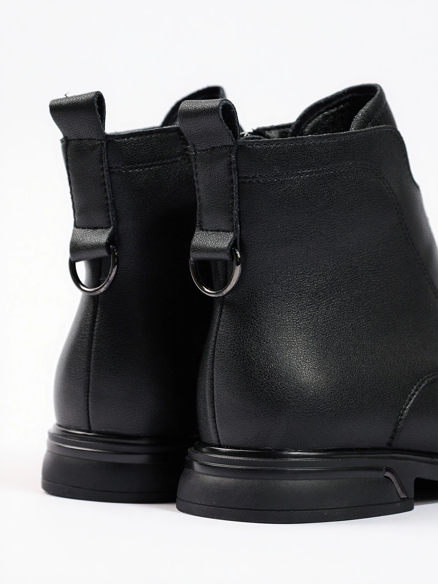 Ботинки черного цвета с эластичной вставкой спереди